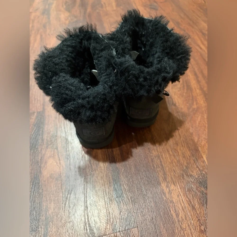 UGG Black Mini Bailey Bow Winter Boots Womens Size 6  Leather Sheepskin